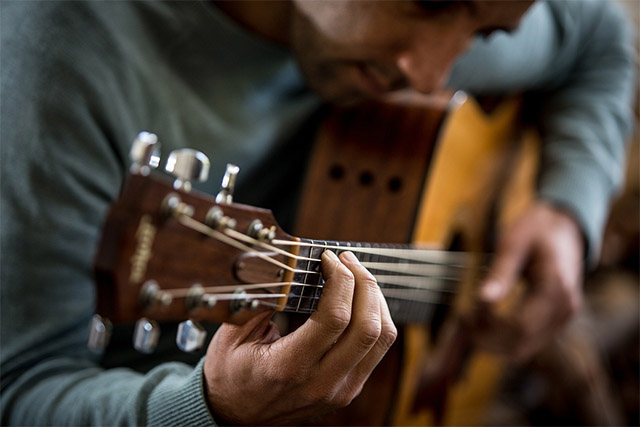 Quelle guitare folk pour gaucher ?