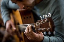 10 étapes pour apprendre la guitare acoustique