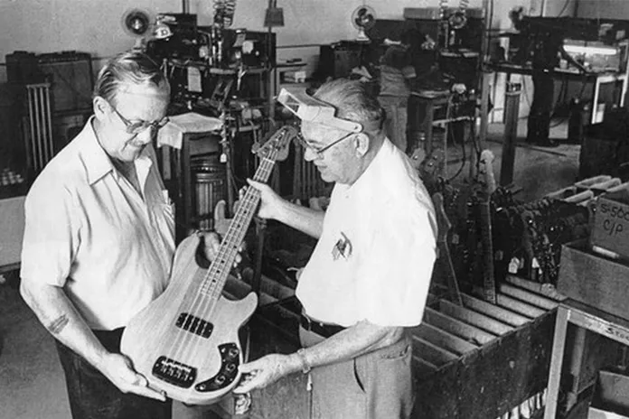 Accessoires Fender Tabouret Make History avec tête de guitare