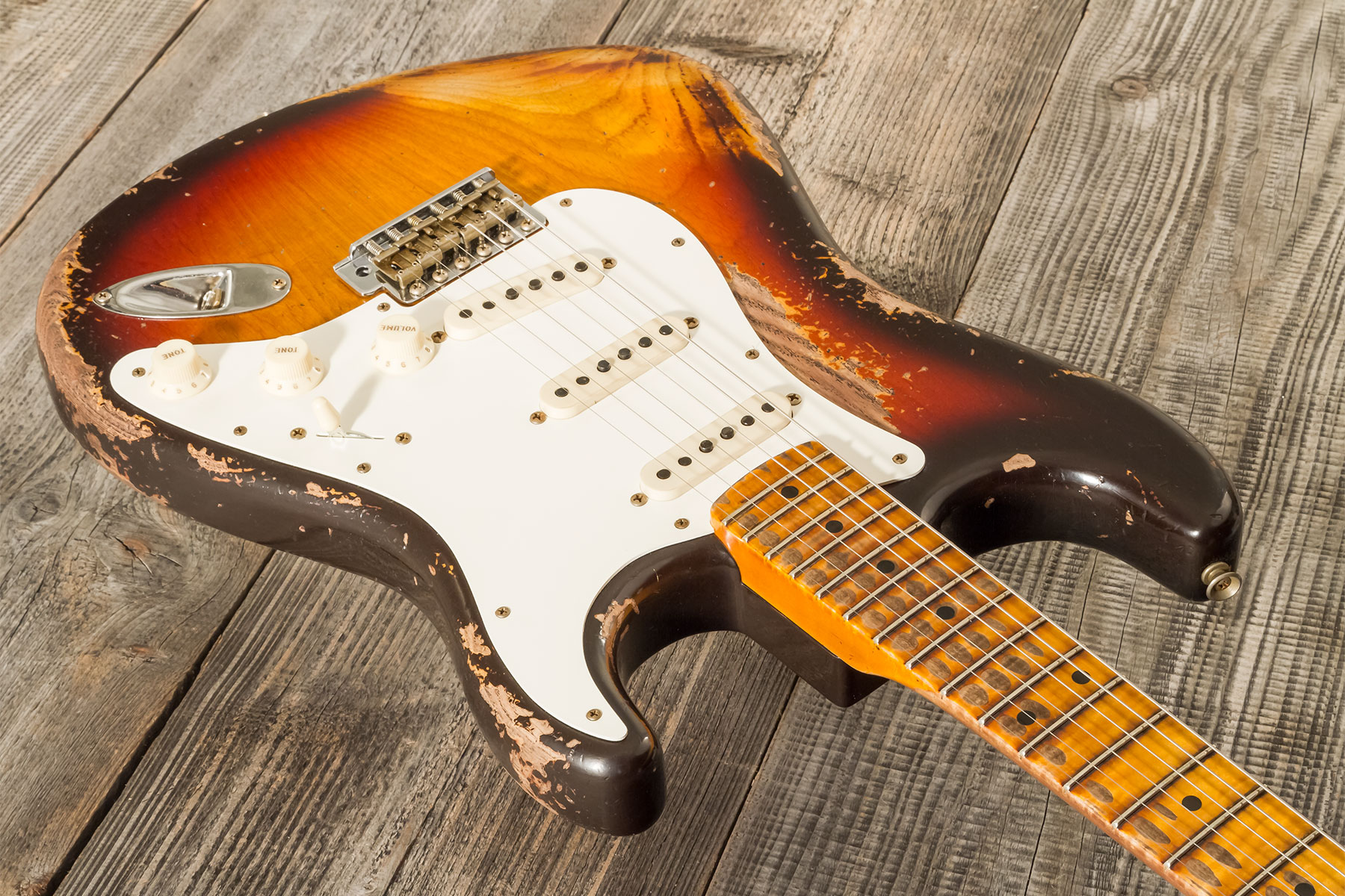 Fender Custom Shop Strat Red Hot 3s Trem Mn #cz580088 - Super Heavy Relic 3-color Sunburst - Guitare Électrique Forme Str - Variation 2