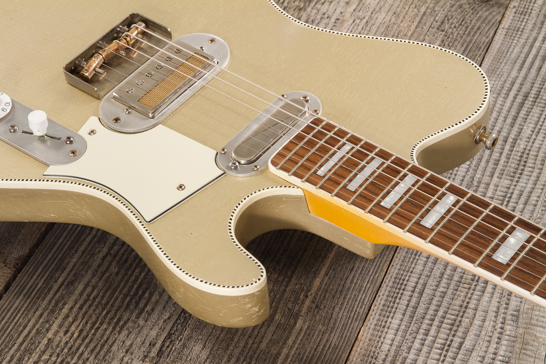 Roadrunner Federal Mod T Hs Ht Rw #23114 - Shoreline Gold Soft Distress - Guitare Électrique RÉtro Rock - Variation 4